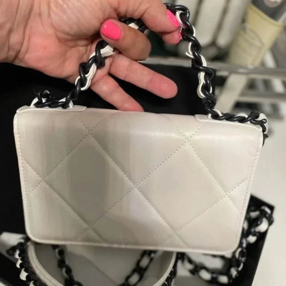 CHANEL 19 WALLET ON CHAIN in white and black - Picture 5 of 11